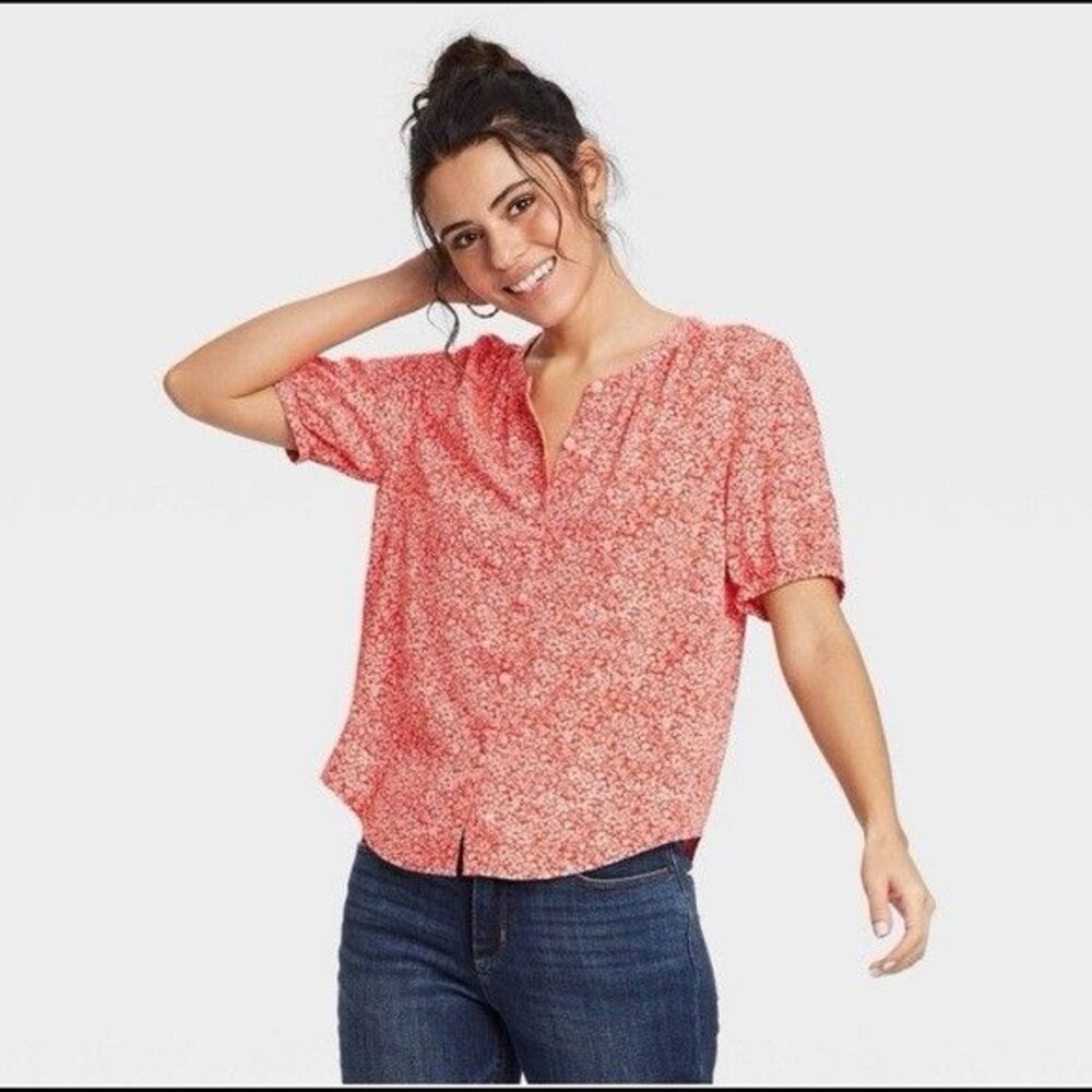 Universal Thread M Red/White Floral V-Neck Button Woven Rayon Blouse